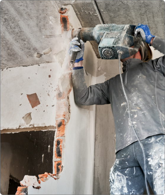 builder deconstructing interior septum using jackh 2022 06 14 00 07 37 utc M.L. RECYC démolition, conteneurs et recyclage de métaux