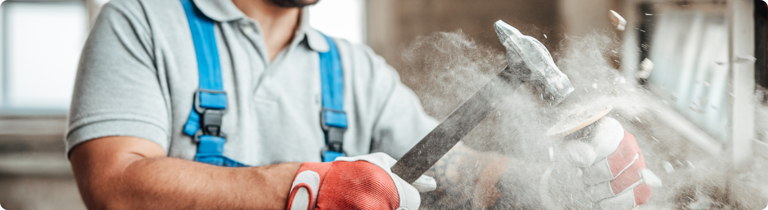 contractor working very hard strikes with a hamm 2021 08 29 01 00 03 utc M.L. RECYC démolition, conteneurs et recyclage de métaux