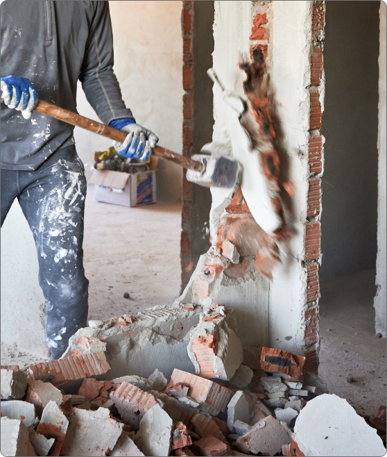 cropped view dismantler crashing interroom septum 2022 06 14 00 08 02 utc M.L. RECYC démolition, conteneurs et recyclage de métaux