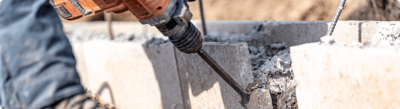 demolition of concrete with an electric hammer 2023 04 11 21 51 46 utc min M.L. RECYC démolition, conteneurs et recyclage de métaux